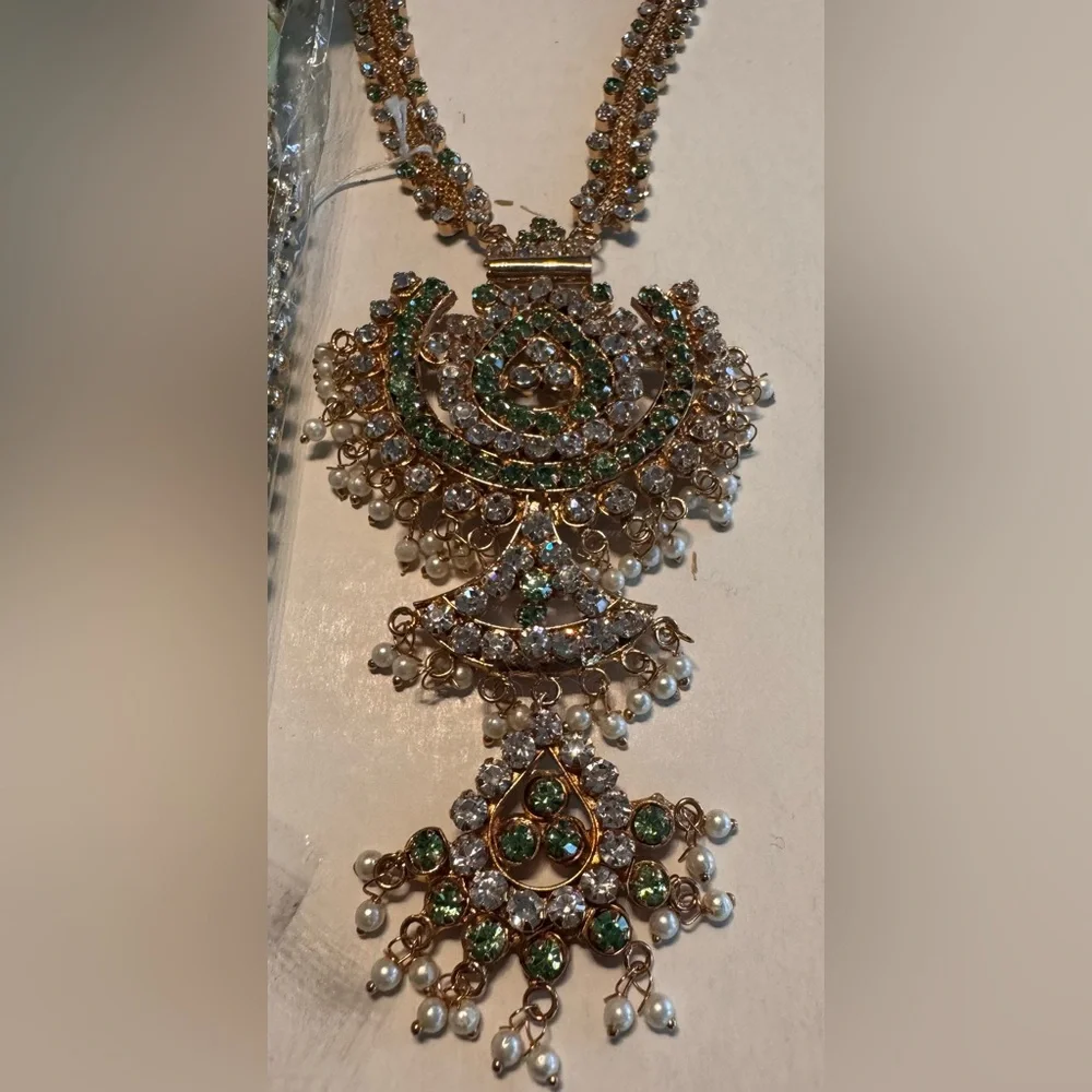 NWOT Ethnic Indian Jewelry Set with Pearl Inspired Golden Threaded Bag
